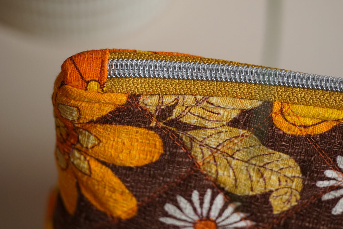 Petite trousse triangle "orange flower" – Image 2