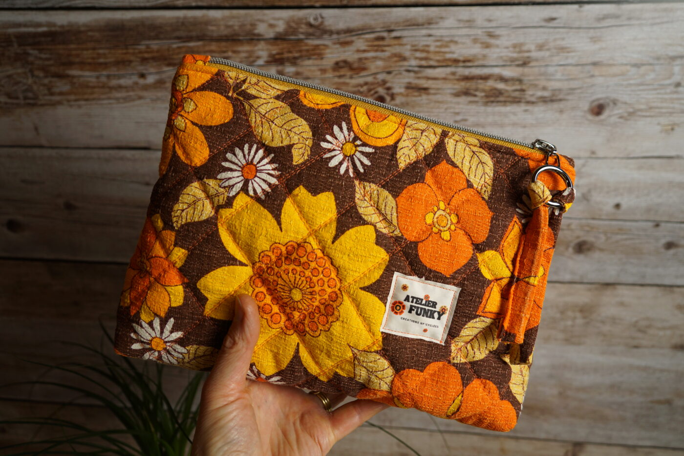Petite trousse triangle "orange flower" – Image 4